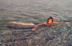 Chantal nage dans une eau translucide